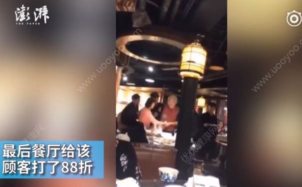 服務(wù)員要拿空余椅子，老漢破口大罵欲吃霸王餐(3)