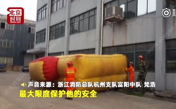 小姨子和兒子都來勸他，但他依然選擇跳樓(5)