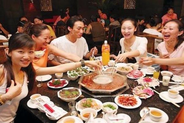 網(wǎng)友欲包1100萬(wàn)直升機(jī)上天吃火鍋，只為發(fā)條抖音(2)