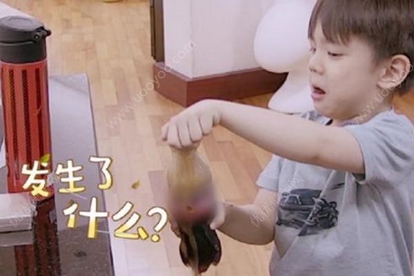 霍思燕不給喝，嗯哼舔可樂，小孩喝可樂有什么危害？(1)