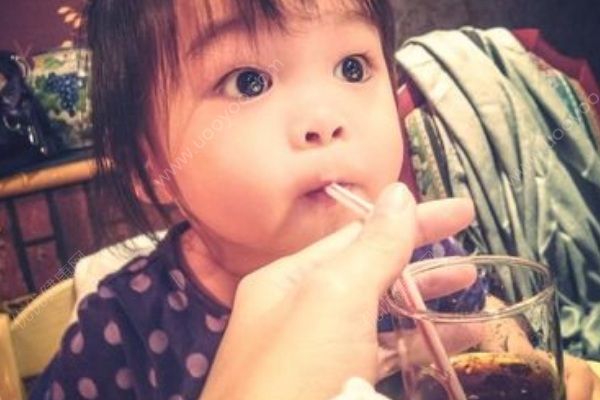 霍思燕不給喝，嗯哼舔可樂，小孩喝可樂有什么危害？(3)