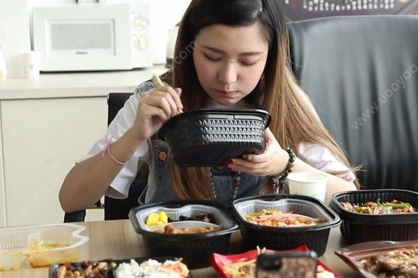 杭州94斤大胃王美女：一頓吃8斤炒飯，吃太多有哪些危害？(1)