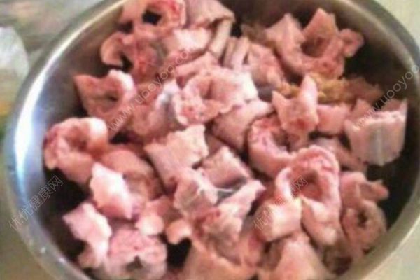 惹不起！寢室跑來一條蛇！同學(xué)把它剝皮燉了！(3)