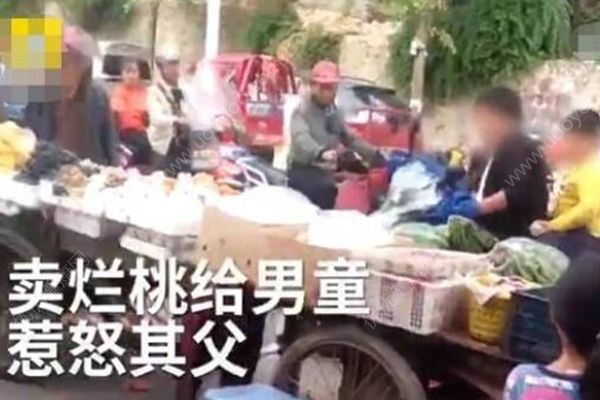老太賣爛桃給男童，父親暴怒砸果攤(1)