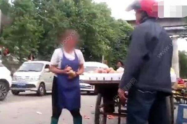 老太賣爛桃給男童，父親暴怒砸果攤(2)