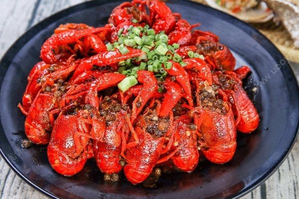 男子連吃40多個(gè)小龍蝦頭擔(dān)心重金屬超標(biāo)，蝦頭真的很臟嗎？(1)