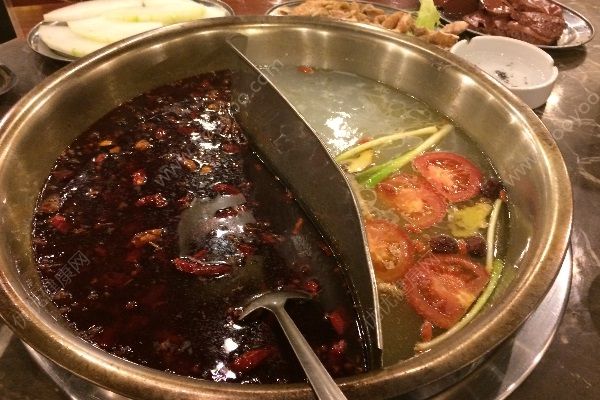 顧客火鍋里吃出蒼蠅，店長不愿免單當(dāng)場一口吞下(2)