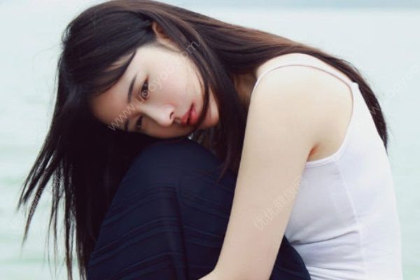 女生應(yīng)該主動(dòng)聯(lián)系男生嗎？女生在戀愛(ài)中主動(dòng)是否有利？(1)