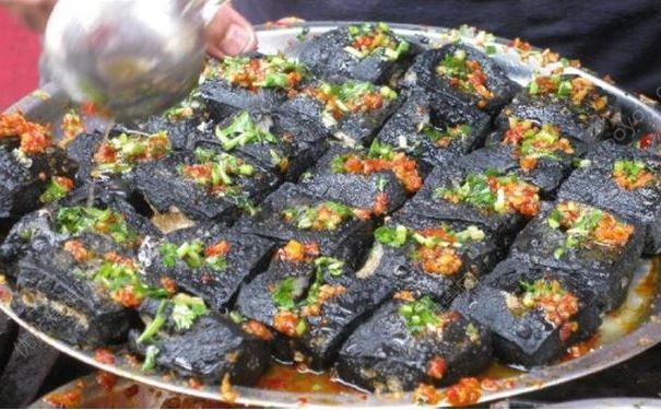 一哥們打包了臭豆腐回家，吃臭豆腐好嗎？(2)