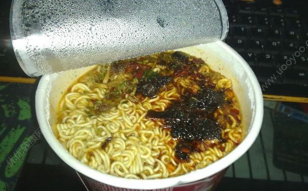 女孩網(wǎng)購韓國泡面吃完進(jìn)醫(yī)院，吃泡面的害處有哪些？(2)