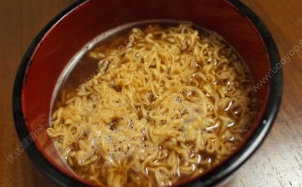 女孩網(wǎng)購韓國泡面吃完進(jìn)醫(yī)院，吃泡面的害處有哪些？(3)