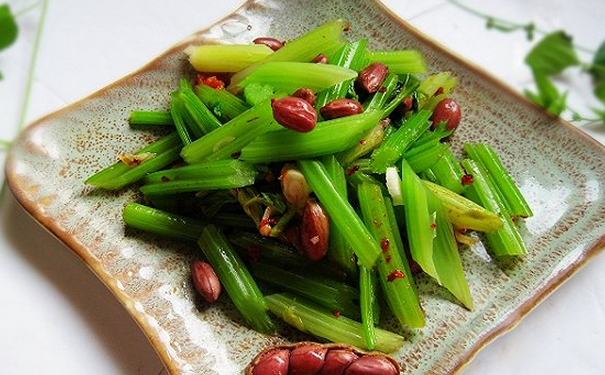 吃芹菜有哪些功效？吃芹菜的好處與壞處(1)