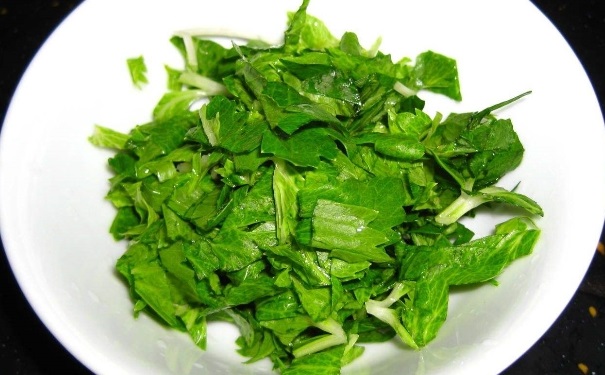 預(yù)防高血壓吃什么食物？芹菜葉能降壓嗎？(1)