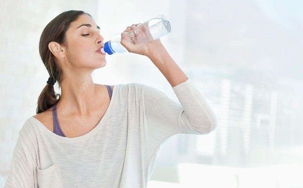 冬季臉脫皮怎么辦？冬季臉部缺水如何補(bǔ)水？(2)