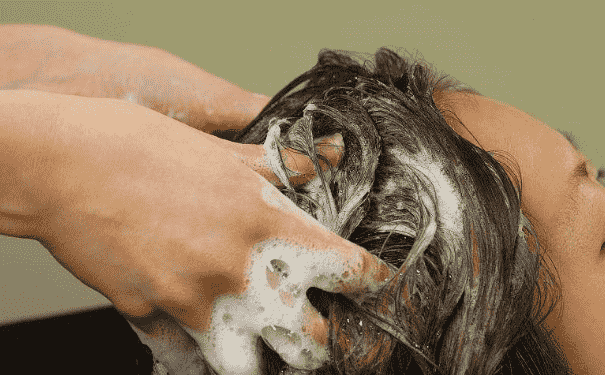 怎樣洗頭才不油膩？女孩如何正確的洗頭？(1)