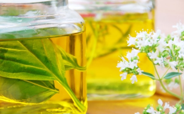 精油擦臉有什么好處？精油擦臉上需要清洗嗎？(1)