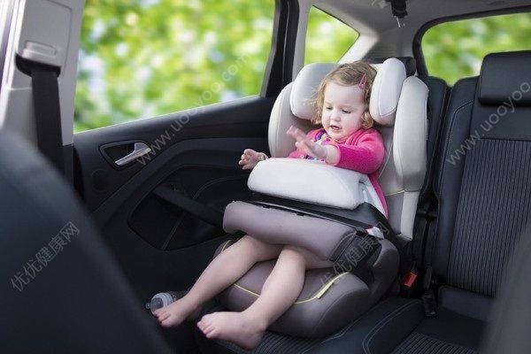 爸爸離開(kāi)車子5分鐘，5歲兒子脖子被卡昏迷9天(4)