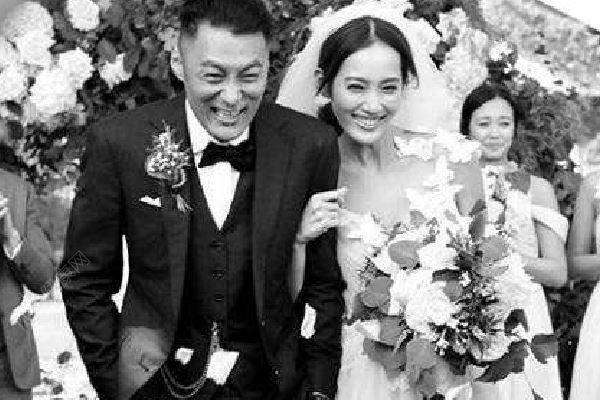 余文樂妻子挺孕肚出游，懷孕出游要注意什么？(1)