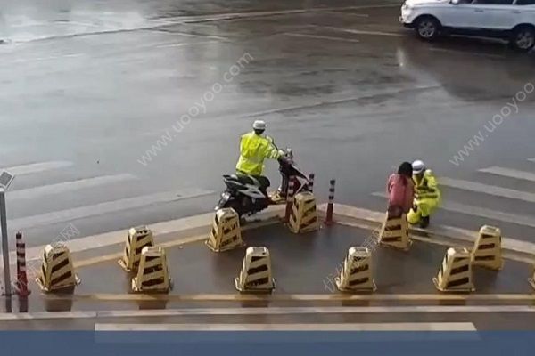 女交警暖心公主抱摔傷女子獲贊，陰雨天氣出行要注意什么？(1)