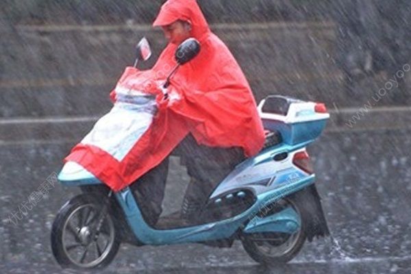 女交警暖心公主抱摔傷女子獲贊，陰雨天氣出行要注意什么？(3)