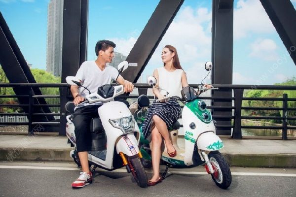 女交警暖心公主抱摔傷女子獲贊，陰雨天氣出行要注意什么？(4)