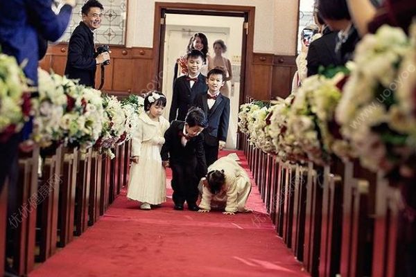 沒有戒指和酒席，兩個(gè)不到三歲孩子的“婚禮”很特殊(2)