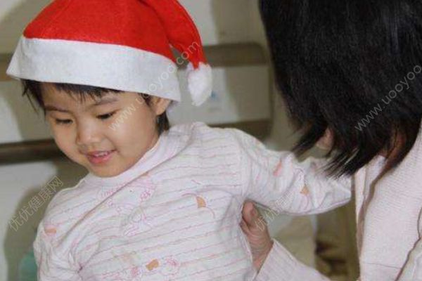 沒(méi)有戒指和酒席，兩個(gè)不到三歲孩子的“婚禮”很特殊(4)