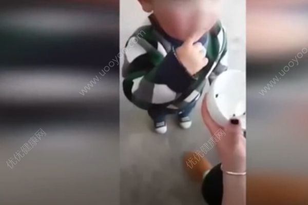 家長(zhǎng)給幼童喂食活蝌蚪，這樣吃可能會(huì)感染裂頭蚴！(1)