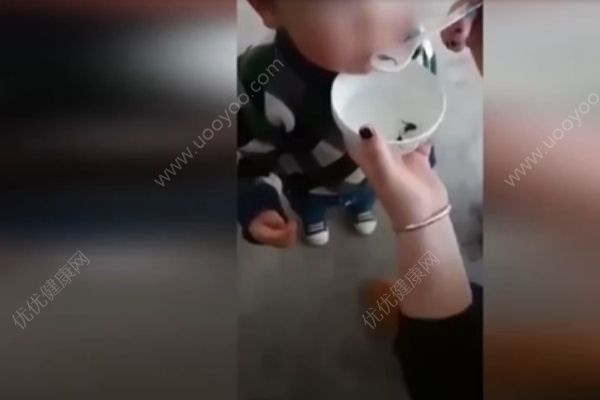 家長(zhǎng)給幼童喂食活蝌蚪，這樣吃可能會(huì)感染裂頭蚴！(3)