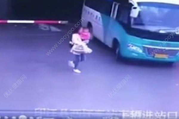 抱娃女子客車站內(nèi)被碾壓致死，帶娃出行要注意些什么？(1)