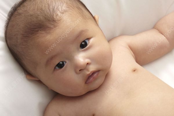 1歲寶寶在醫(yī)院看病，被陌生男子沖過來狠打一巴掌(1)