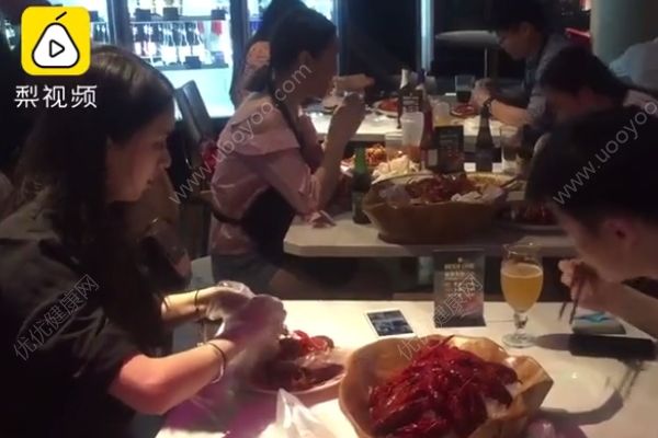 兼職剝小龍蝦月入萬元！老板：因為顧客忙著玩手機(1)