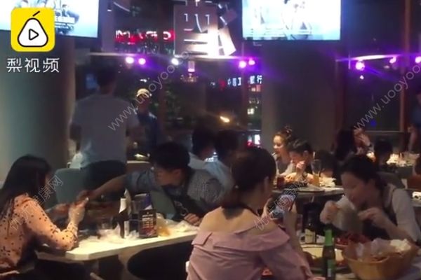 兼職剝小龍蝦月入萬元！老板：因為顧客忙著玩手機(4)