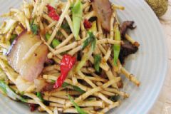 魚(yú)腥草炒臘肉怎么做好吃？魚(yú)腥草炒臘肉的做法[圖]