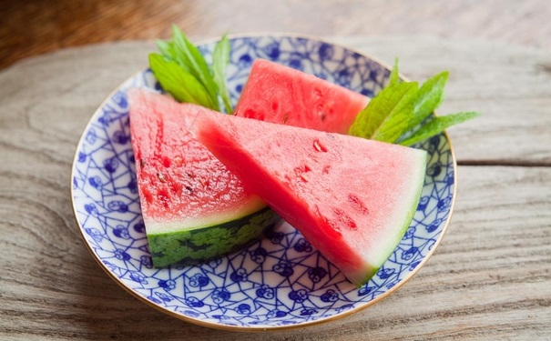 夏天吃西瓜有什么作用？夏天吃西瓜好處有哪些呢？(1)