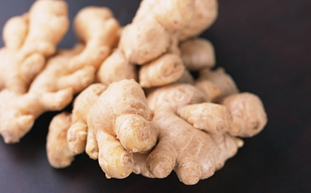 冬季生姜水泡腳的好處？冬季泡腳的注意事項(xiàng)有哪些？(1)