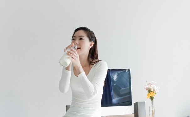 空腹喝牛奶有什么危害？牛奶具有哪些養(yǎng)生功效？(1)