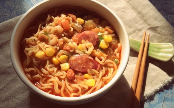 吃泡面可以加火腿腸嗎？吃泡面加什么食物好？(1)
