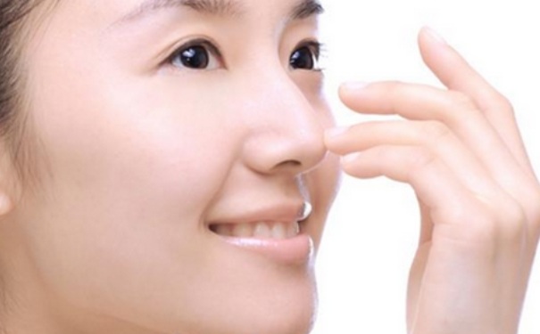 鼻子長(zhǎng)黑頭是因?yàn)槭裁丛?？如何找到適合自己的去黑頭方法(1)
