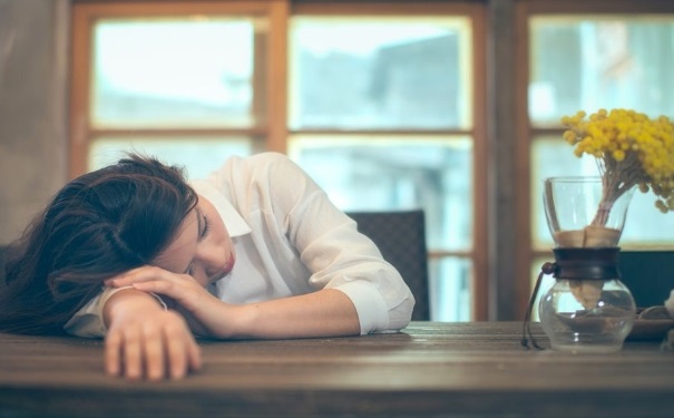 如何熬夜不長(zhǎng)痘？熬夜晚睡如何護(hù)理肌膚？(1)