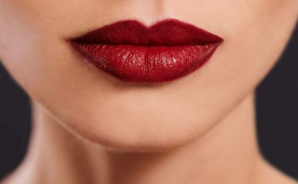 女性嘴唇干裂是何原因？女性如何護(hù)理唇部？(1)