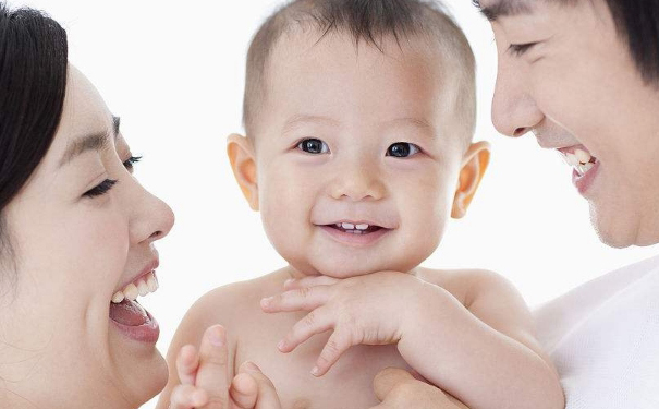 新手爸媽應(yīng)該怎樣保護(hù)好嬰幼兒？寶寶睡覺踢被是什么原因？(1)