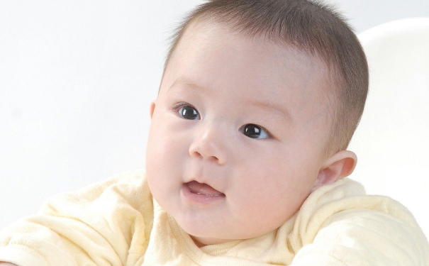 怎樣給嬰幼兒挑選合適的鞋子？關于寶寶的發(fā)育階段任務(1)