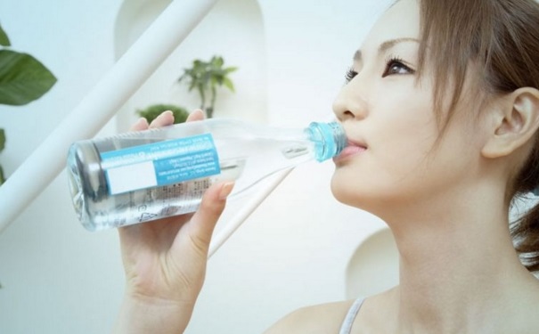 女人不愛喝水的危害有哪些？女人如何喝水養(yǎng)生效果好？(1)
