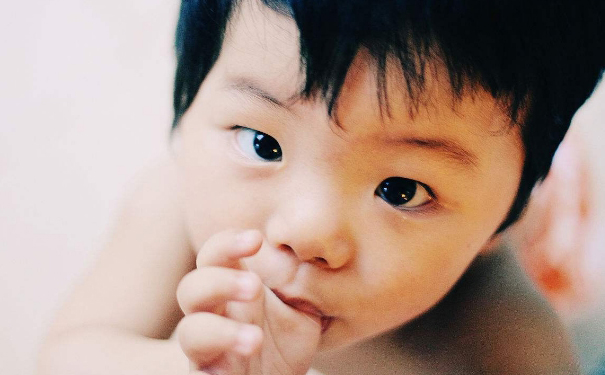 嬰幼兒語言發(fā)展規(guī)律是怎樣的？小兒口腔護理什么時候開始？(1)
