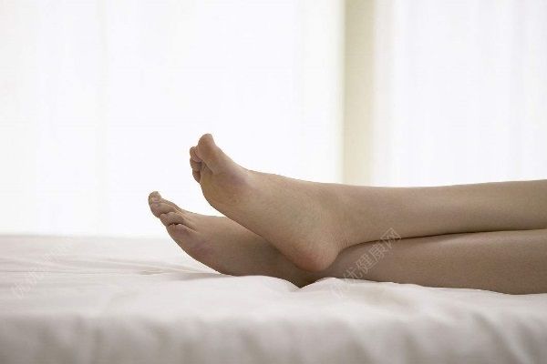 追求時(shí)尚露腳踝，女生可能還不知道這些露腳踝的危害！(3)
