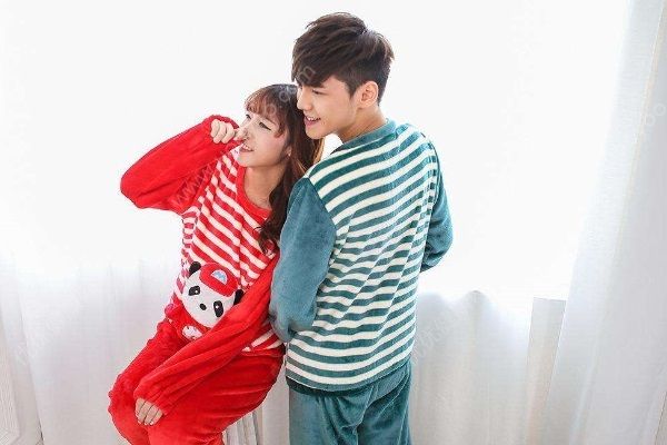 冬天女性睡覺(jué)穿什么好？冬天穿厚睡衣睡覺(jué)合適嗎？(2)