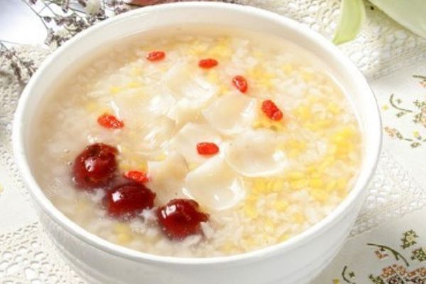 孕吐期準(zhǔn)媽媽應(yīng)該如何保證營養(yǎng)？懷孕期間孕吐吃什么好？(2)