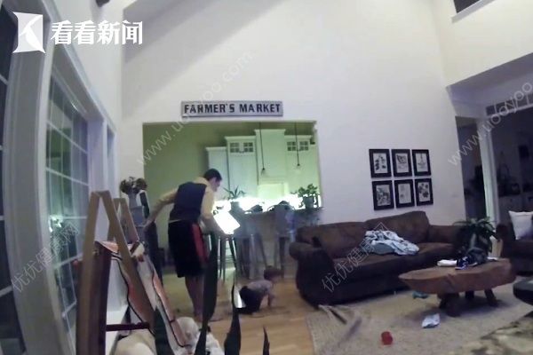 熊孩子爬柜子險被砸，家里有哪些孩子要注意的安全問題？(1)
