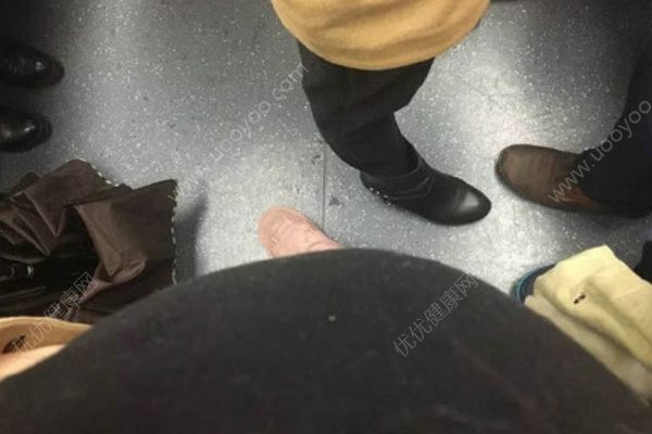 孕婦吐槽地鐵無人讓座，連照顧專座都不放過(1)